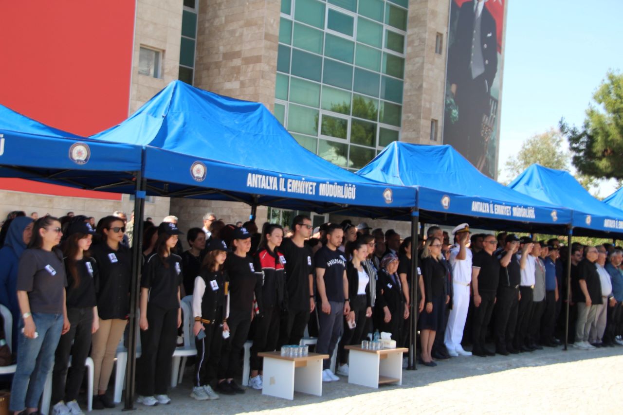 Antalya'da Vefat Eden Polis Memuru Babasını Üniformasıyla Uğurladı