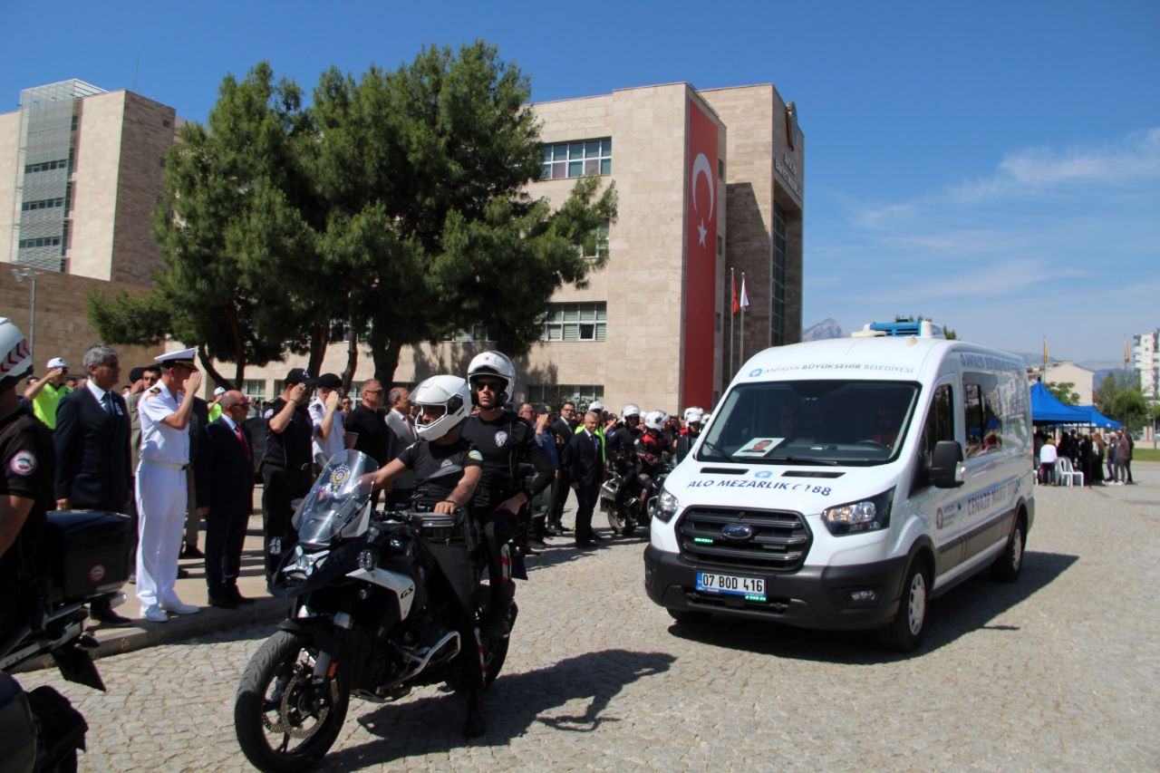 Antalya'da Vefat Eden Polis Memuru Babasını Üniformasıyla Uğurladı