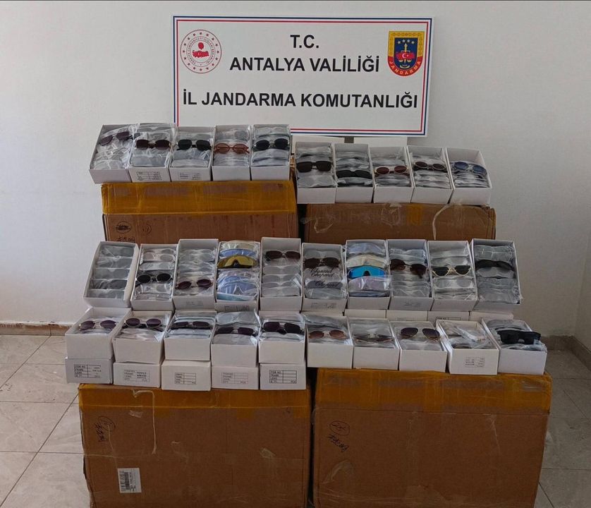 Gazipaşa'da Araçtan Binlerce Kaçak Güneş Gözlüğü Çıktı 2