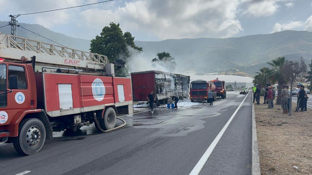 Gazipaşa’da Peçete Yüklü Tır Alev Alev Yandı