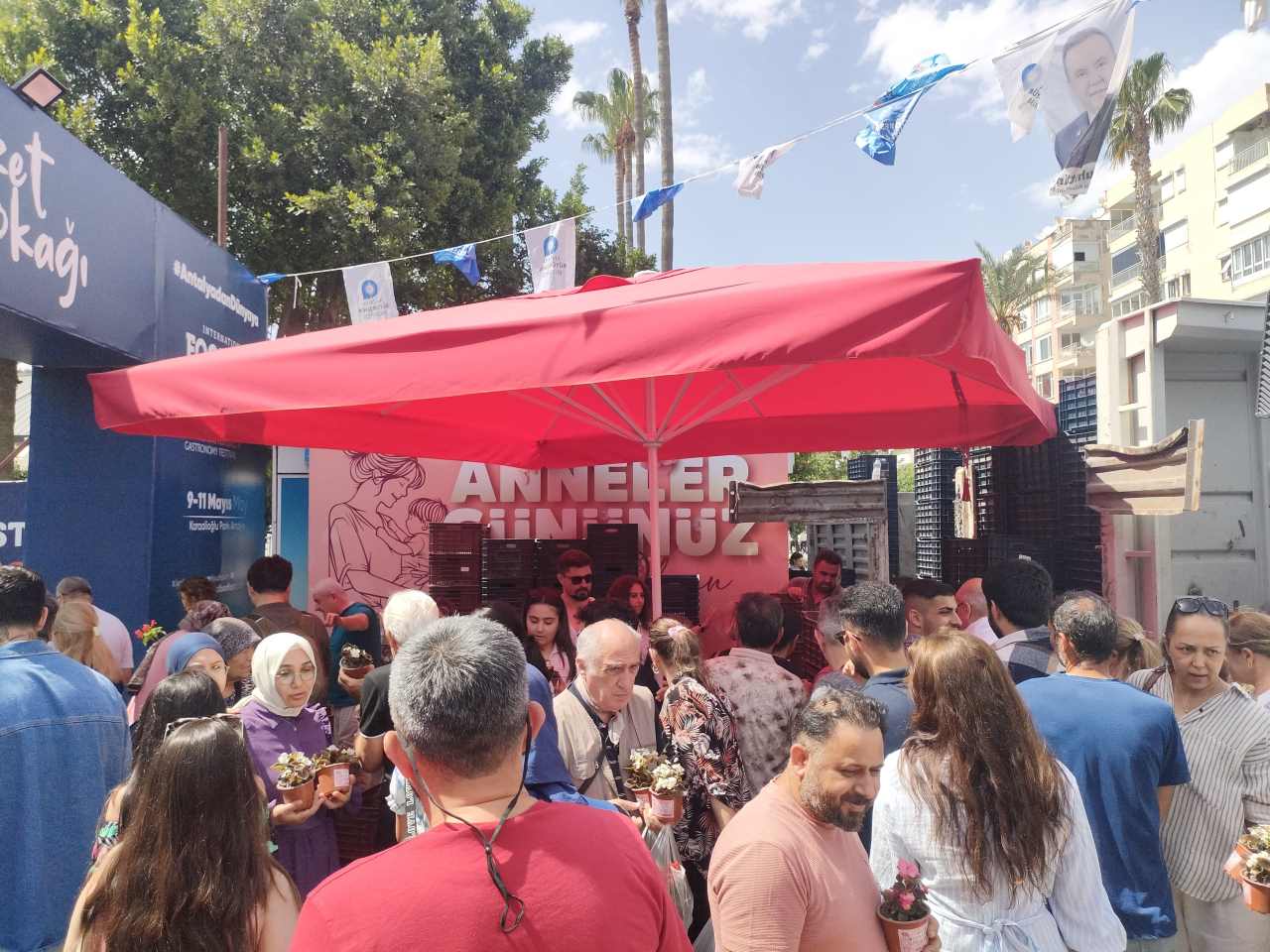 Antalya’da Anneler Günü’nde Çiçek İzdihamı 2