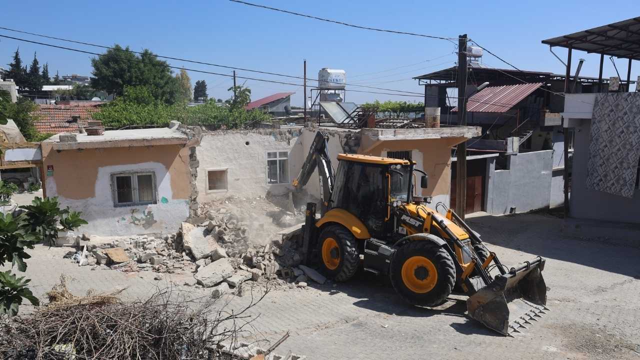 Hatay’da Çöp Kamyonunun Çarptığı Bina Çöktü 2