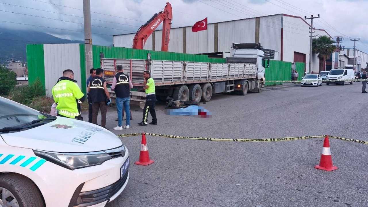 Hatay’da Motosikletli Genç Tıra Çarptı 2