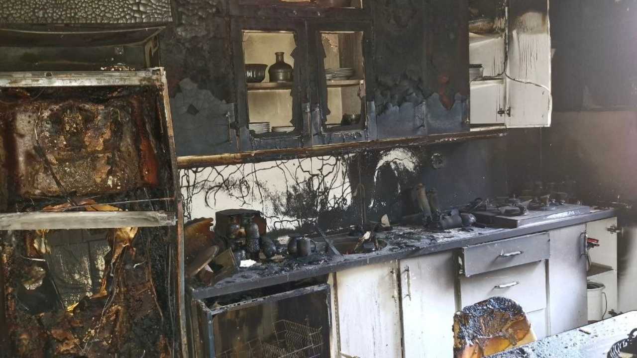 Hatay’da Yıldırım İsabet Eden Ev Alev Alev Yandı 3