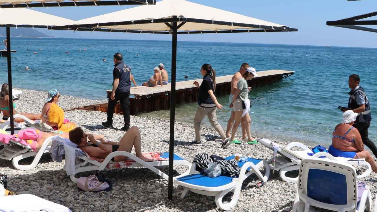 Kemer Plajlarında Uygunsuz Fotoğraf Çeken Ve Tacze Yeltenenler Yakalandı 3