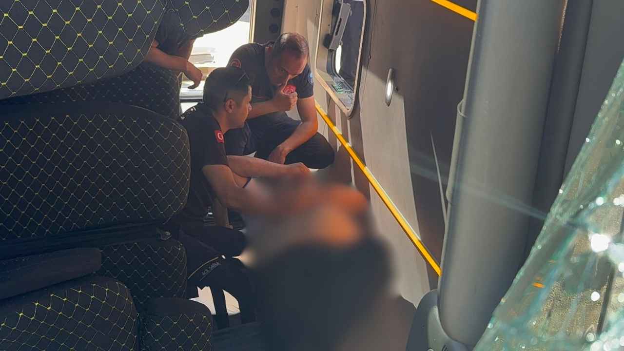 Kepez’de Görevliler Yaralı Sürücünün Elini Bırakmadı 3