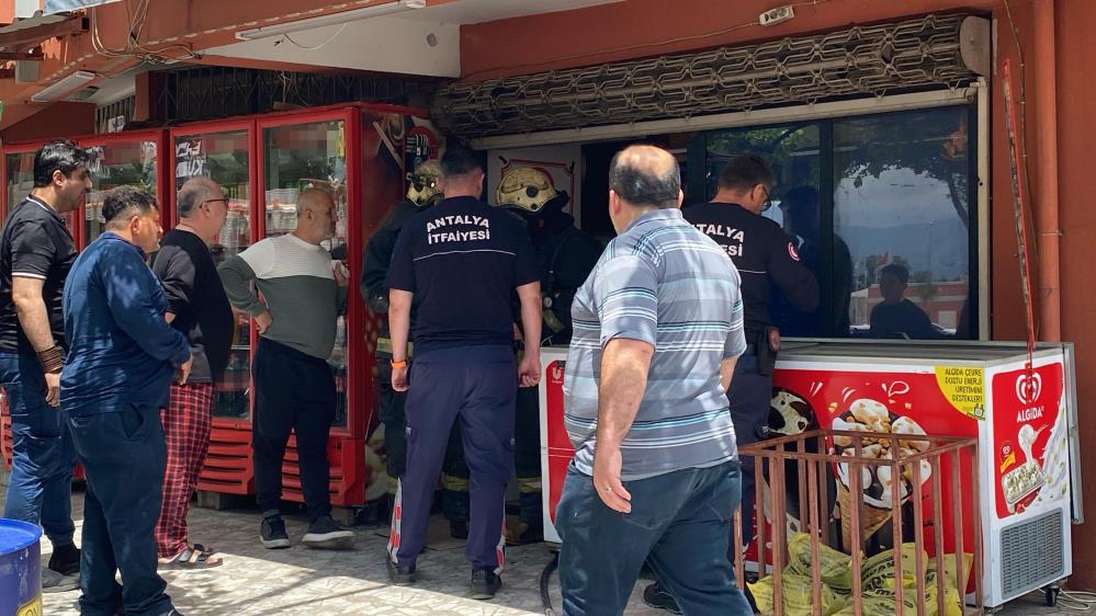 Kepez'de Marketi Alevler Sardı! Çıkan Yangın Paniğe Neden Oldu