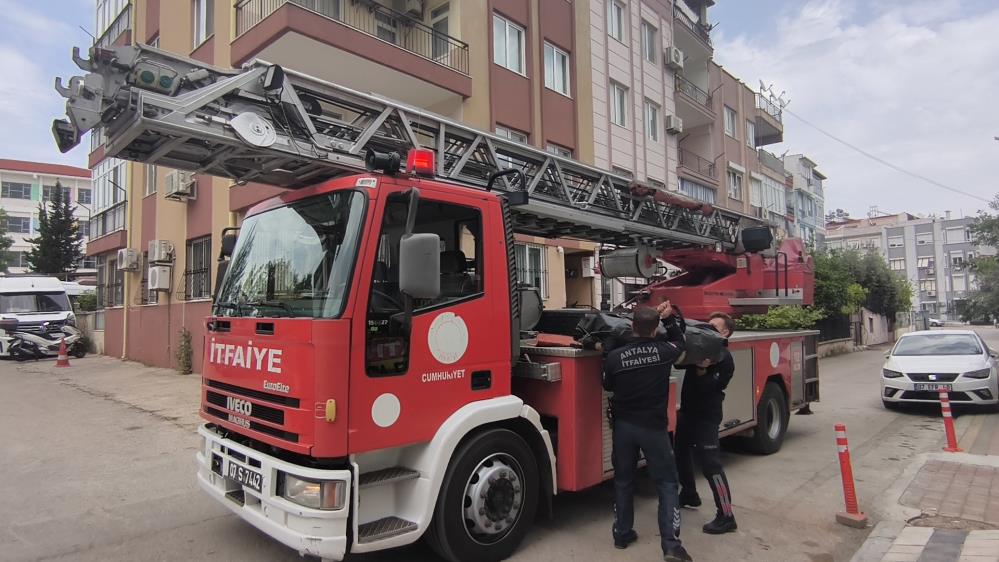 Kepez'de Pencereye Çıkan Şahıs Zorluk Çıkardı