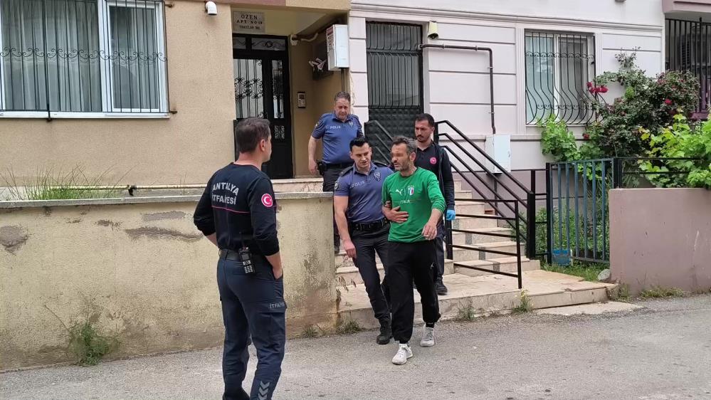 Kepez'de Pencereye Çıkan Şahıs Zorluk Çıkardı