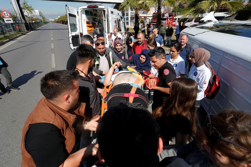 Kepez’de Servis Minibüsü Refüje Çarparak Devrildi