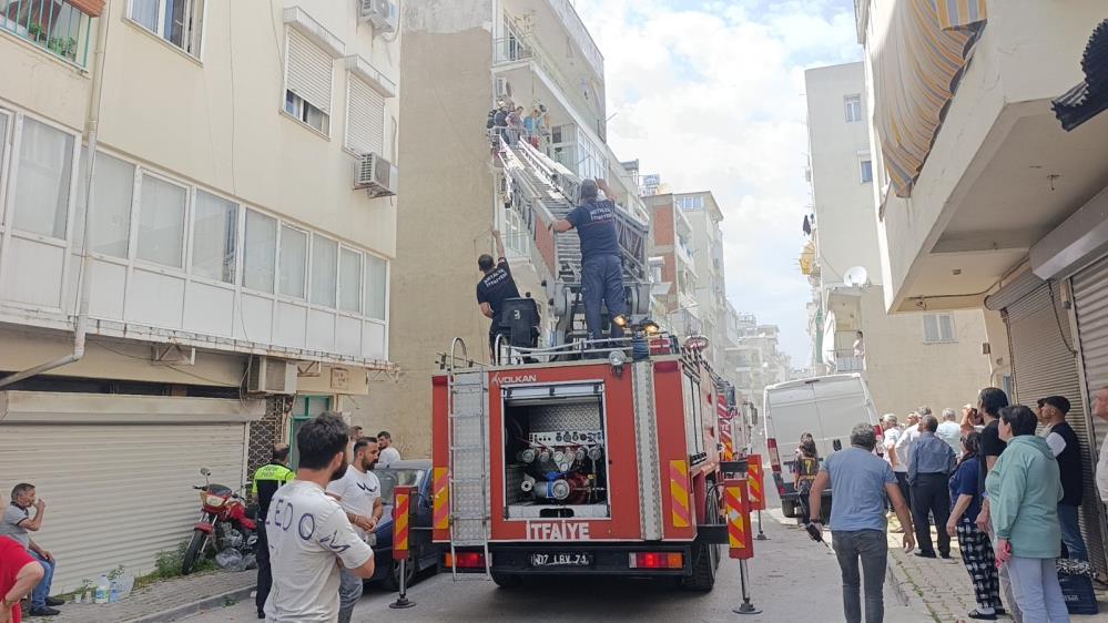 Manavgat'ta 4 Katlı Binada Çıkan Yangında Mahsur Kaldılar