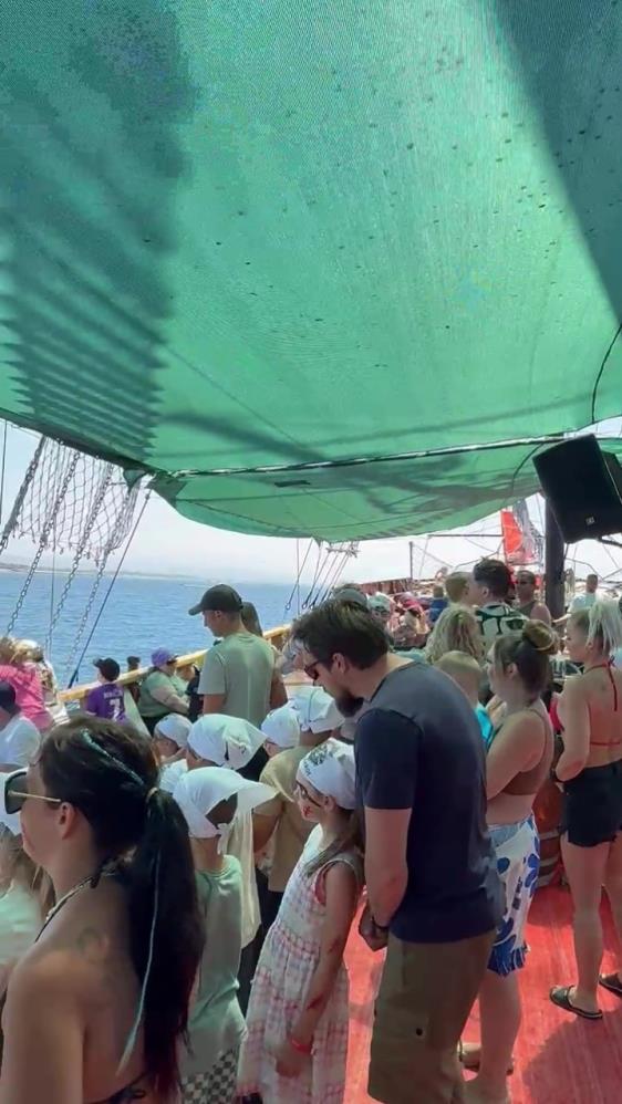 Manavgat'ta Akdeniz Foku Kalamarı Yerken Yakalandı
