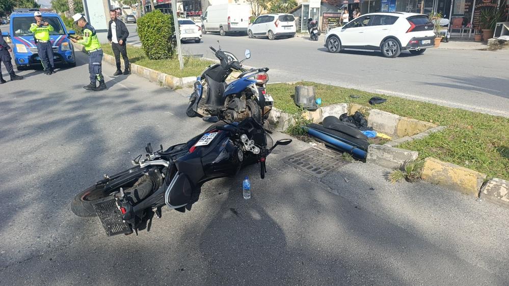 Manavgat'ta Aynı Yönde İlerleyen İki Motosiklet Çarpıştı