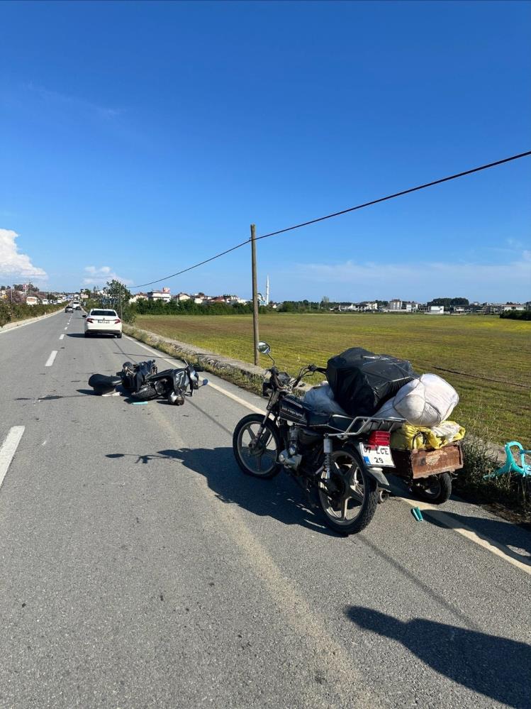 Manavgat'ta İki Motosiklet Kafa Kafaya Çarpıştı! 1 Yaralı