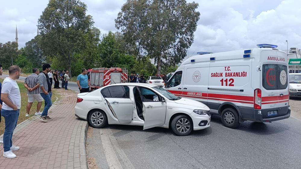 Manavgat'ta İki Otomobil Birbirine Girdi! Yaralanan Olmadı