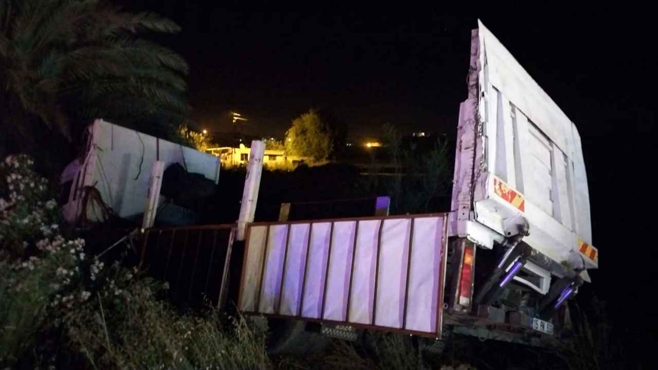 Manavgat'ta Kamyon Önce Otomobile Sonra Yüksek Gerilim Hattına Çarptı 2