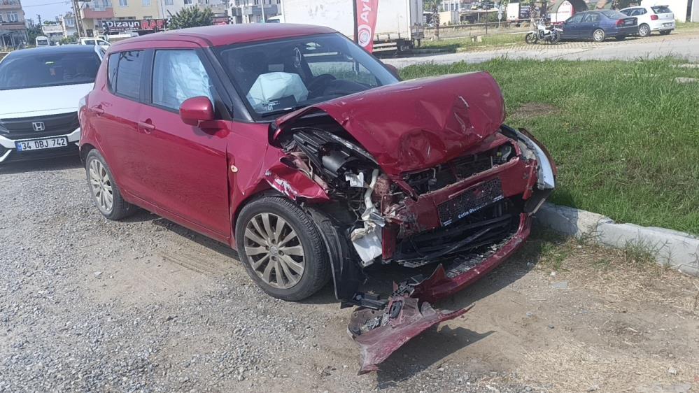 Manavgat'ta Kamyonet ile Otomobil Çarpıştı! Sürücü Yaralandı