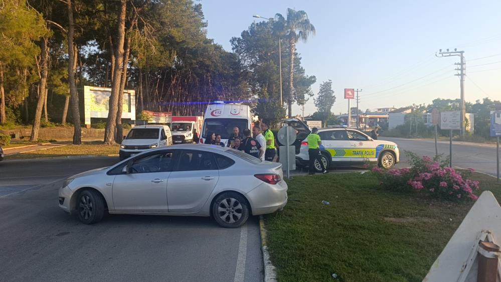 Manavgat'ta Kontrolsüz Kavşakta İki Otomobil Çarpıştı