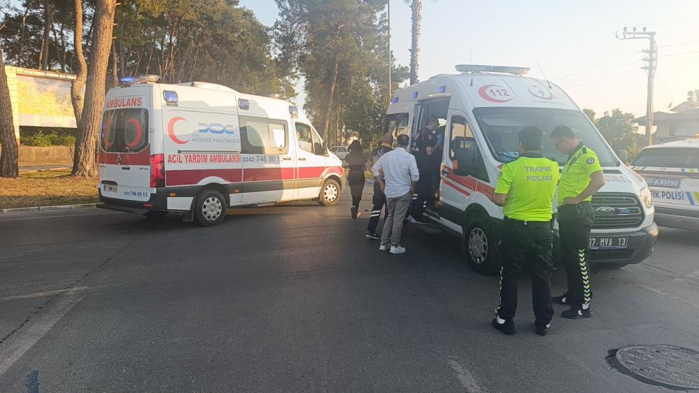 Manavgat'ta Kontrolsüz Kavşakta İki Otomobil Çarpıştı
