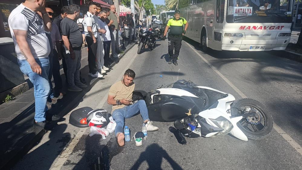 Manavgat'ta Motosikletler Yaya Geçidinde Çarpıştı