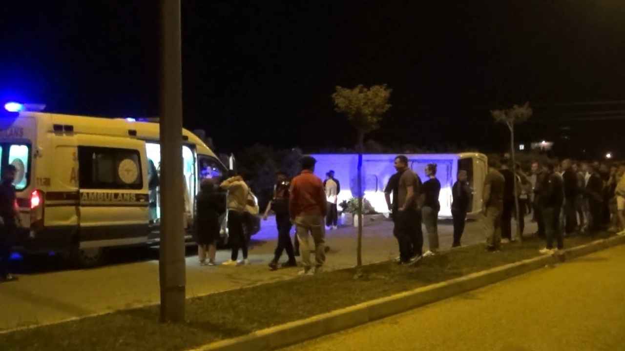 Manavgat'ta Otel Servisi Devrildi! 2 Otel Personeli Ve Sürücü Yaralı 2