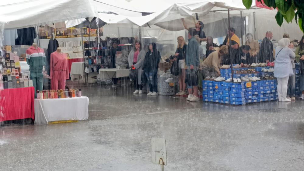 Manavgat'ta Sağanak Yağış Turistlerin Pazar Keyfini Bozmadı