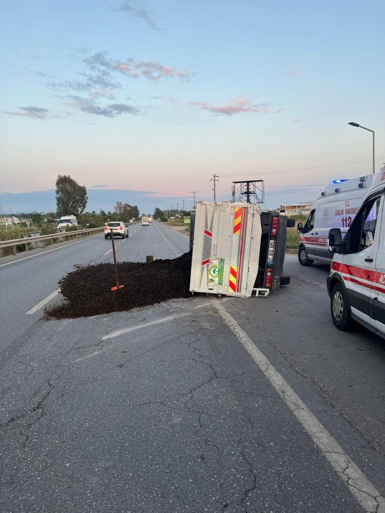 Manavgat'ta Seyir Halindeki Kamyonet Devrildi