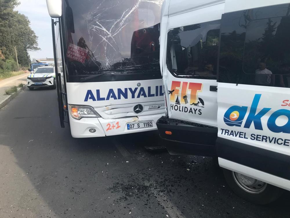 Manavgat’ta Yolcu Otobüsü ile Tur Minibüsü Çarpıştı