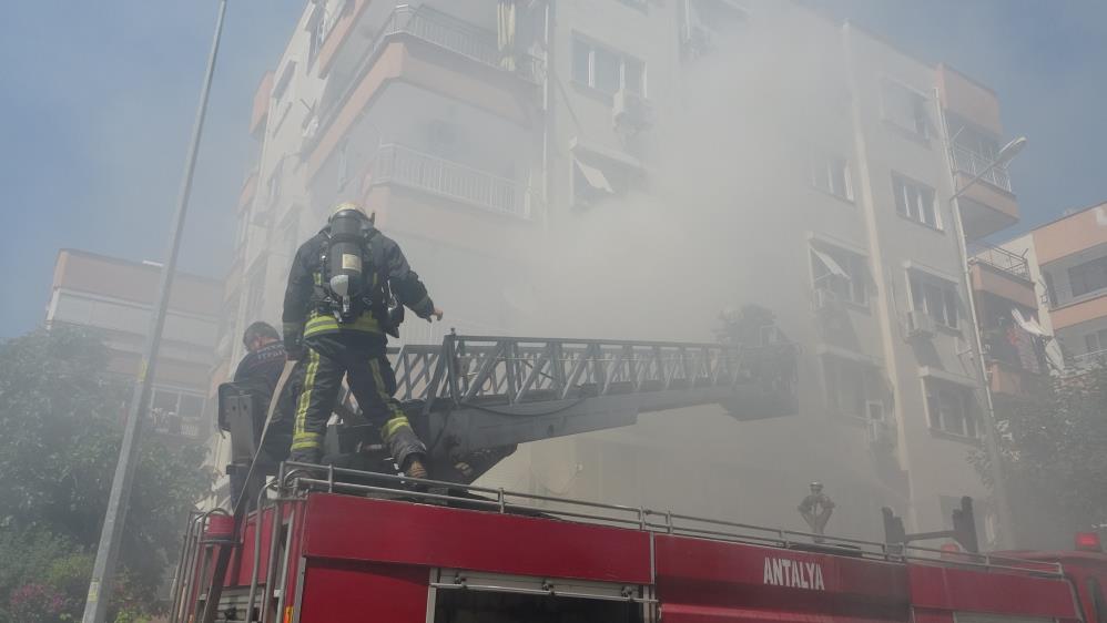 Muratpaşa’da Apartman Dairesinde Korkutan Yangın!