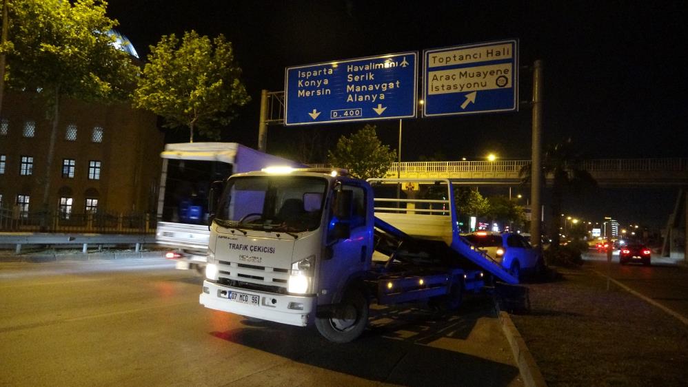 Muratpaşa'da F*ci Kazada Direğe Çarpan Araçta Can Pazarı