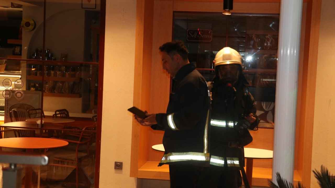 Muratpaşa'da Kapalı Kafede Yangın! 2