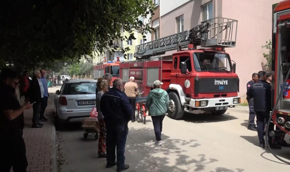 Muratpaşa'da Metruk Bina Alevlere Teslim Oldu 