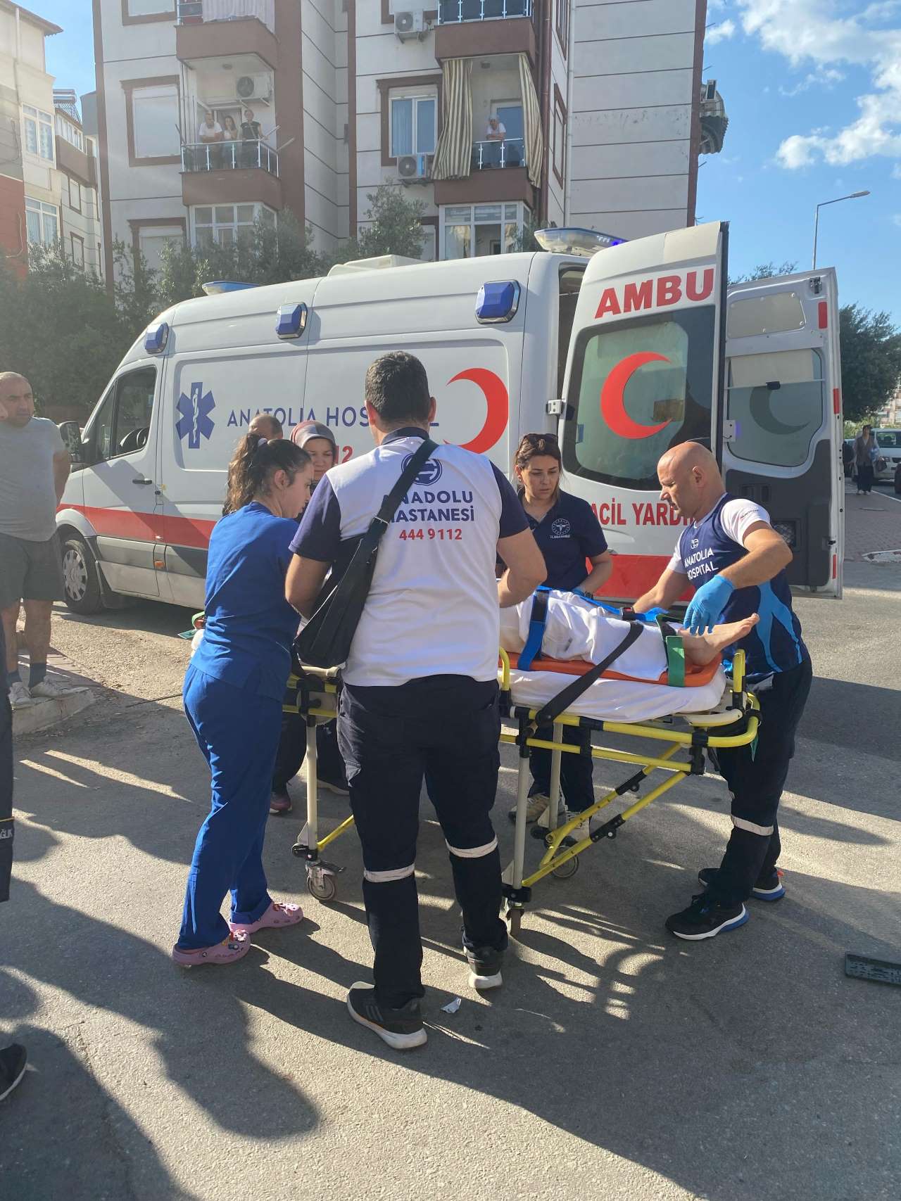 Muratpaşa'da Öğrenci Servisi Motosiklete Çarptı!