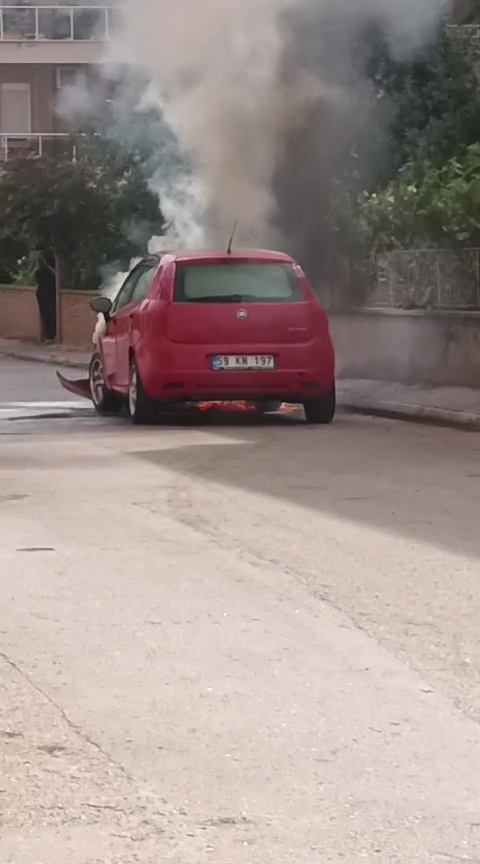 Muratpaşa'da Park Halindeki Araç Alev Alev Yandı
