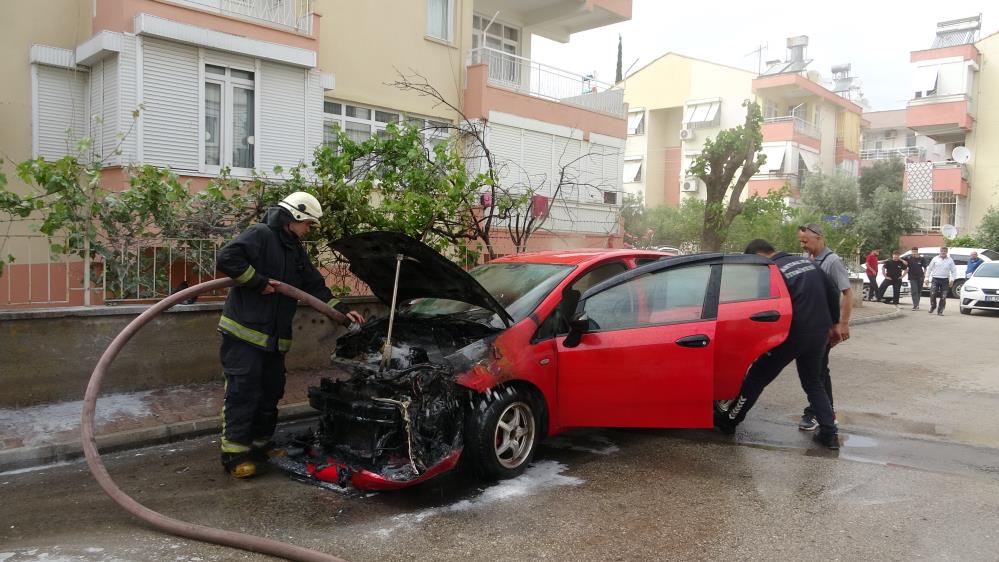 Muratpaşa'da Park Halindeki Araç Alev Alev Yandı