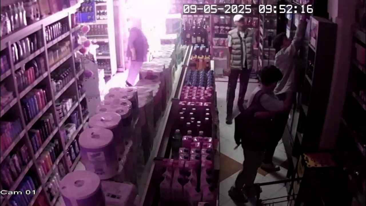 Muratpaşa'da Yaşlı Kadını Oyalayan Gençler İçki Çaldı! O Anlar Kamerada 2