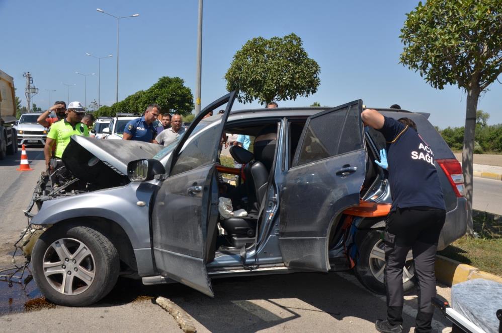 Serik'te İş Makinesi İle Otomobil Çarpıştı! 2 Kişi Yaralandı