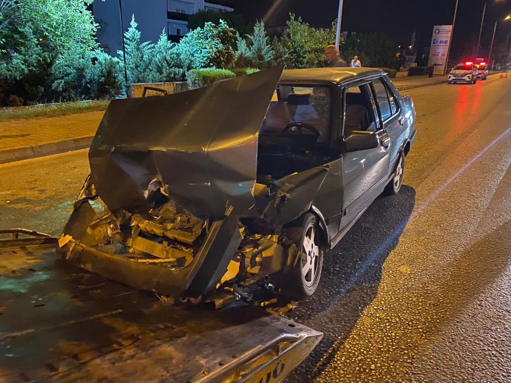 Serik'te Tıra Arkadan Çarpan Otomobil Hurdaya Döndü