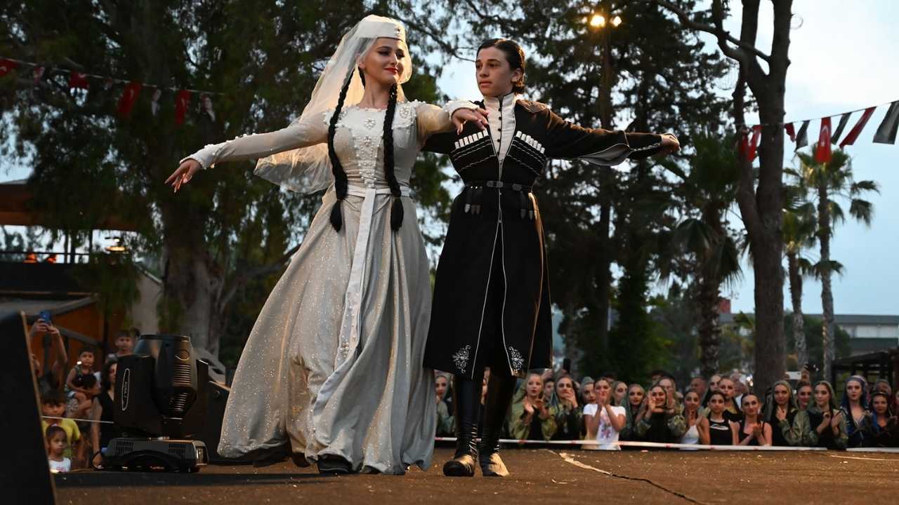 11. Güneşin Evi Festivali Kemer’de 260 Kişilik Dans Gösterisi Büyüledi 4