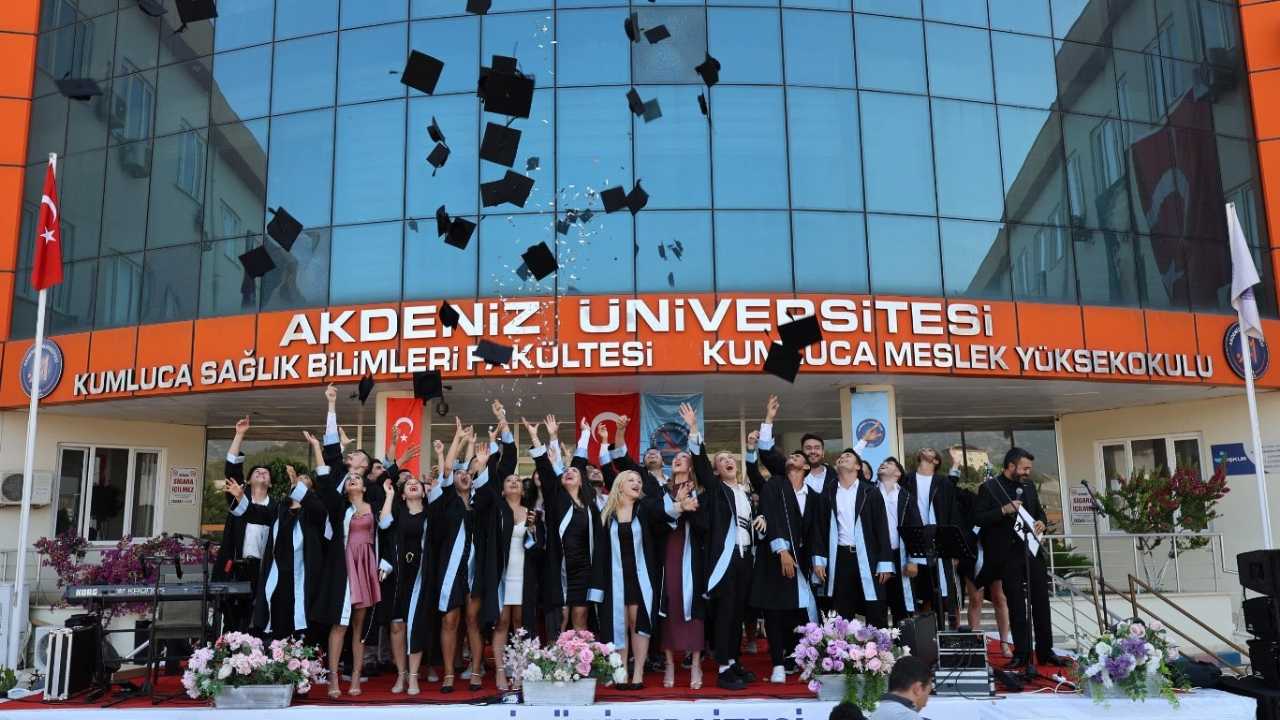 Akdeniz Üniversitesi Kumluca Myo’da Mezuniyet Coşkusu 2