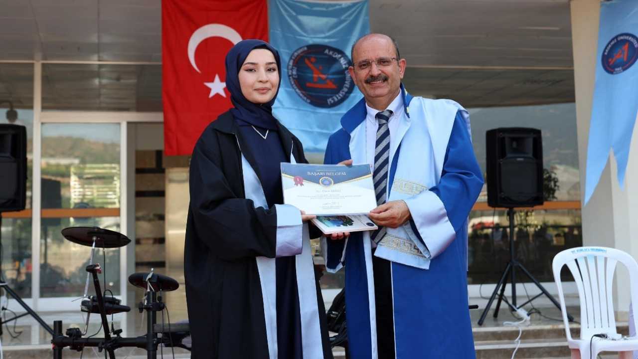 Akdeniz Üniversitesi Kumluca Myo’da Mezuniyet Coşkusu 3