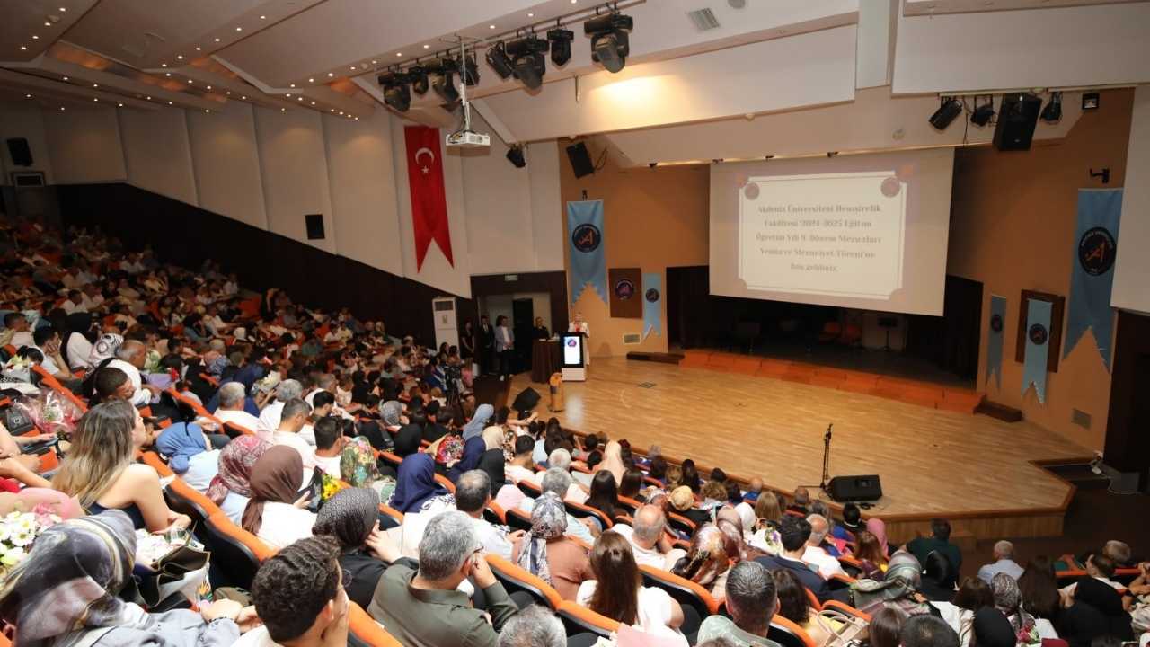 Akdeniz Üniversitesi’nin Beyaz Meleklerinden Mezuniyet Yemini 2
