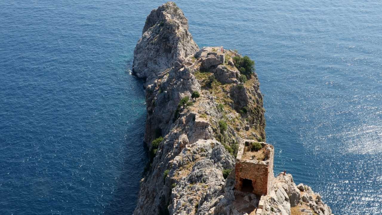 Alanya Kalesi'ndeki 1000 Yıllık Kilisede Vandallık! Tarihi Taşları Söküp Mangal Yaptılar 2