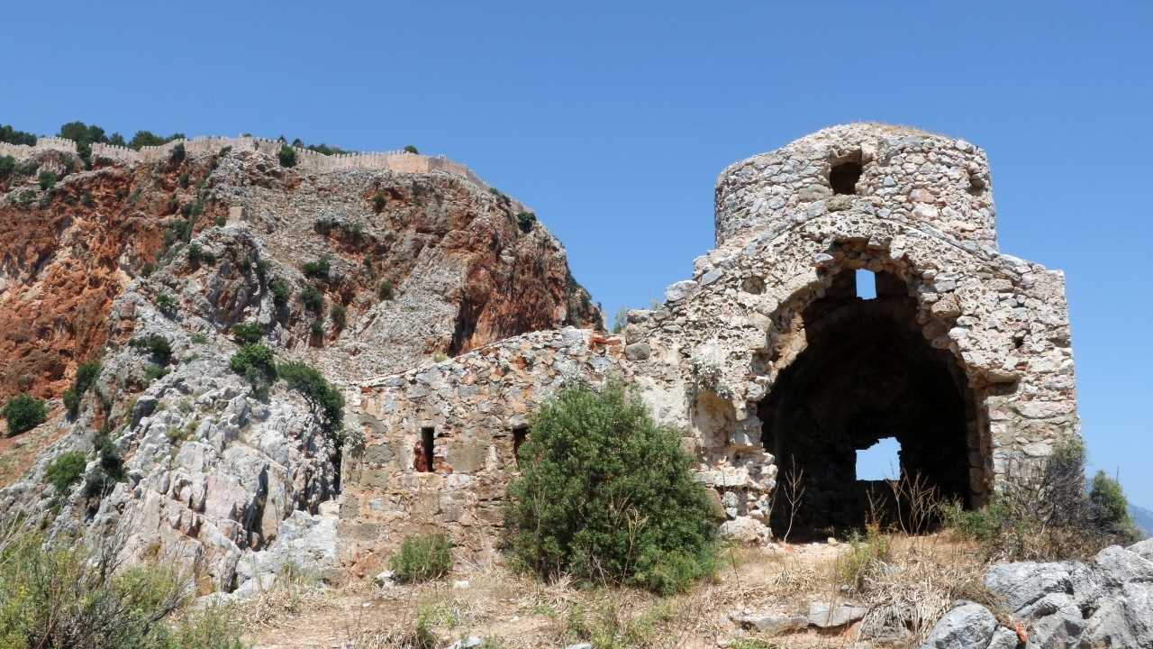 Alanya Kalesi'ndeki 1000 Yıllık Kilisede Vandallık! Tarihi Taşları Söküp Mangal Yaptılar 4