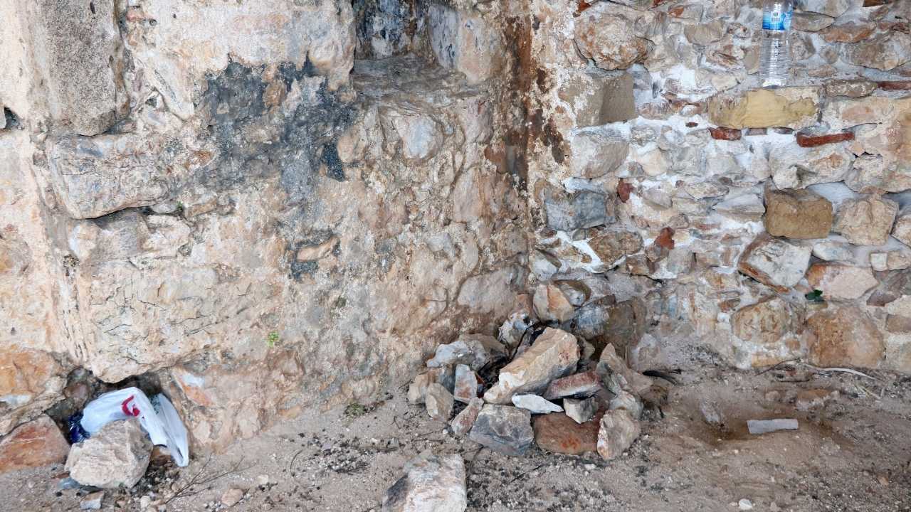 Alanya Kalesi'ndeki 1000 Yıllık Kilisede Vandallık! Tarihi Taşları Söküp Mangal Yaptılar 5