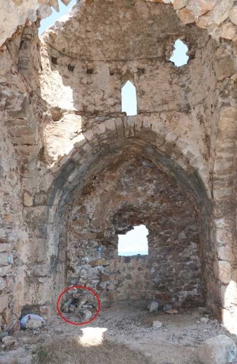 Alanya Kalesi'ndeki 1000 Yıllık Kilisede Vandallık! Tarihi Taşları Söküp Mangal Yaptılar 6