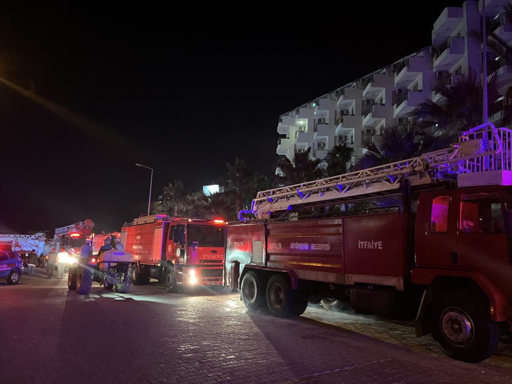 Alanya'da 5 Yıldızlı Otelde Korkutan Yangın! 622 Turist Tahliye Edildi
