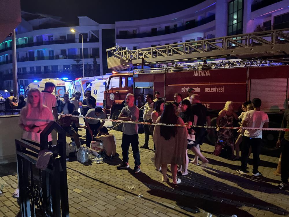 Alanya'da 5 Yıldızlı Otelde Korkutan Yangın! 622 Turist Tahliye Edildi
