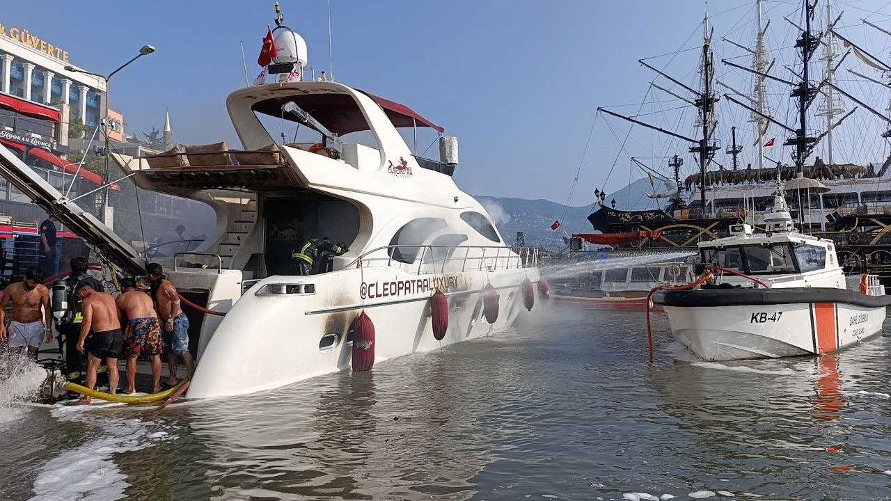 Alanya'da Lüks Tekne Yandı! Karadan Ve Denizden Söndürmeye Çalıştılar  2