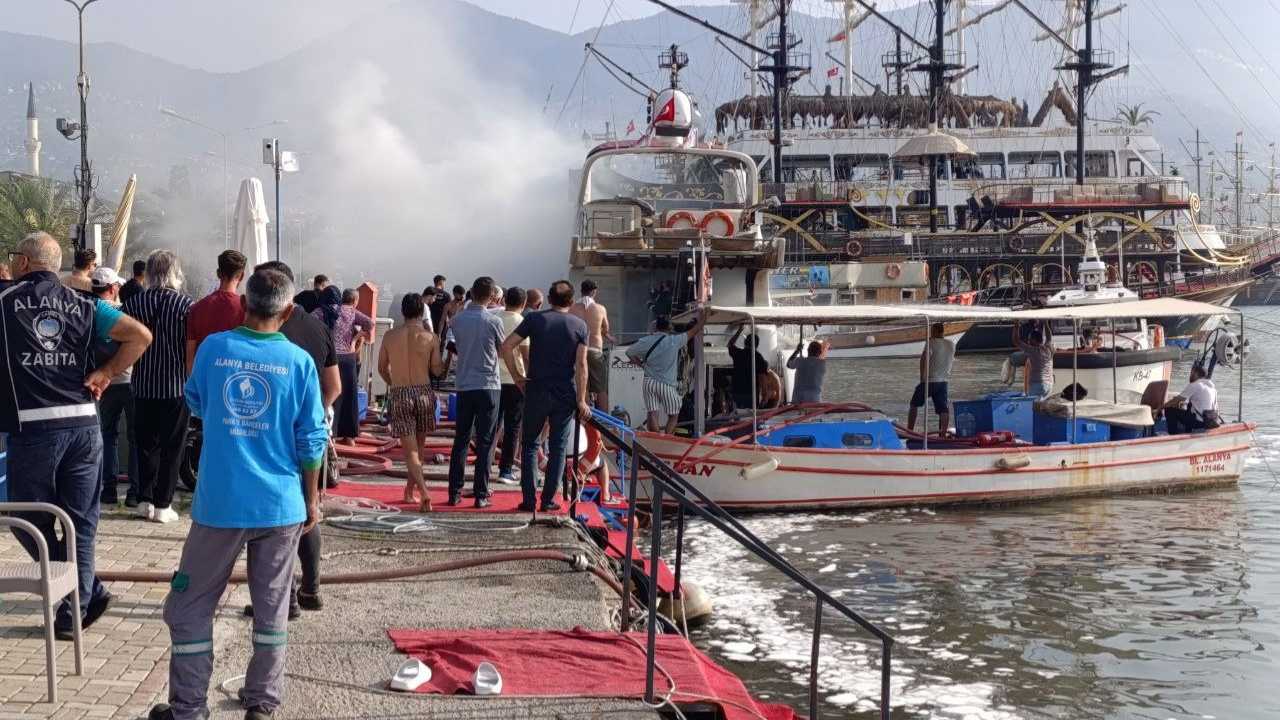 Alanya'da Lüks Tekne Yandı! Karadan Ve Denizden Söndürmeye Çalıştılar  3